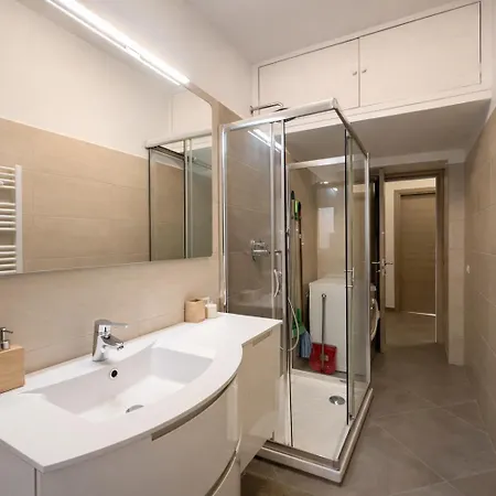 Stylish Escape Near Colosseum & Metro 아파트